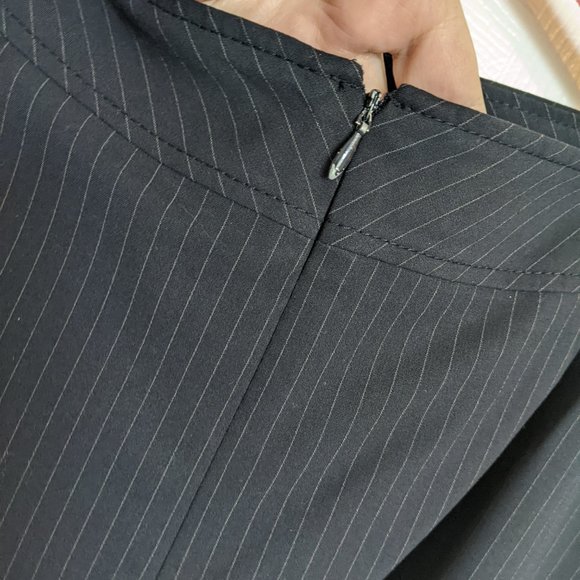 Tahari Navy/Charcoal PIN STRIPED (short) Skirt Suit  Vintage-y, EUC | 10 - Picture 14 of 16